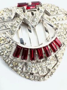 1930er KTF Trifari Art Deco Rubinrot und Pave Diamanté Kleiderclip  - Bild 1 von 2