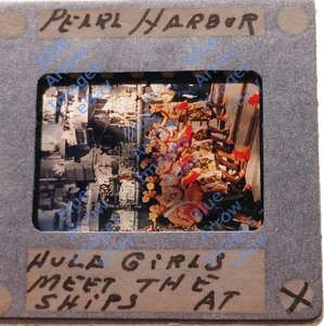 1940er 35mm Dia Hula Girls Meet Ships at Pearl Harbor Honolulu Hawaii #10371 - Bild 1 von 3