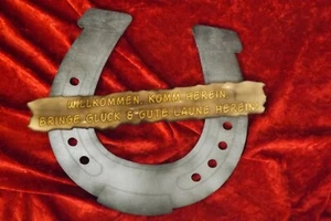 WILLKOMMEN, KOMM HEREIN; BRING GLÜCK & GUTE LAUNE HEREIN - Hufeisen-Schild - Bild 1 von 3