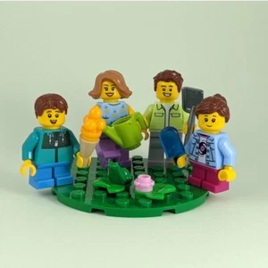 LEGO Family Garden Scene - Set Minifigure MOC Personalizzate (26 pz) - Idea Regalo - Foto 1 di 10