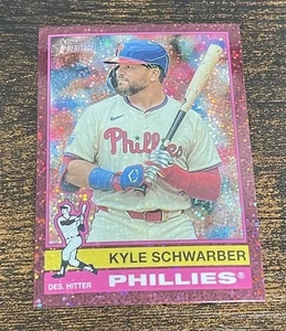 2025 Topps Heritage - High Number SP Kyle Schwarber #480 Chrome Burgundy Sparkle - Foto 1 di 2