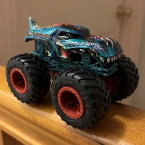 NEU Hot Wheels 2023 Monster Trucks Mega Wrex inklusive grünem Crash Car - Bild 1 von 10