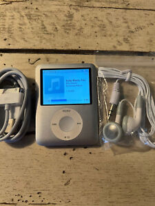 Apple iPod Nano 3rd Gen Silver 4GB USED BUNDLE FREE SHIPPING 
