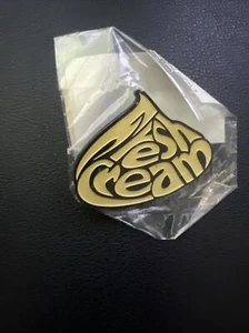 Fresca Crema Escasa Original Tour Pin Insignia Eric Clapton MSG RAH 2005 Nuevo - Imagen 1 de 2