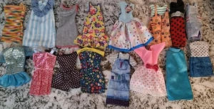 Vintage & modern Barbie Kleid Kleidung 16 Teile verschiedene Sammlerstücke - Bild 1 von 4