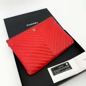 CHANEL Lamb Chevron Clutch New Medium 23 144169219 - Picture 1 of 7