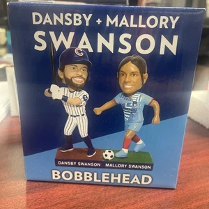 CHICAGO CUBS DANSBY & MALLORY SWANSON BOBBLEHEAD (NUEVO EN CAJA) (17/08/25 WRIGLEY) - Imagen 1 de 7