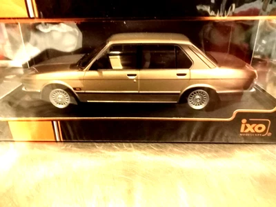BMW Serie 5 520i (E28) Berlina 1987 Oro Met. 18CMC184 IXO 1:18 - Immagine 1 di 4