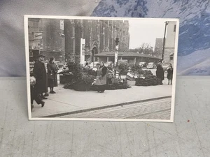 🔥 Vtg 1953 6x4 Photo Selling Flowers Front Minister Of ULM Germany US Army - Picture 1 of 4