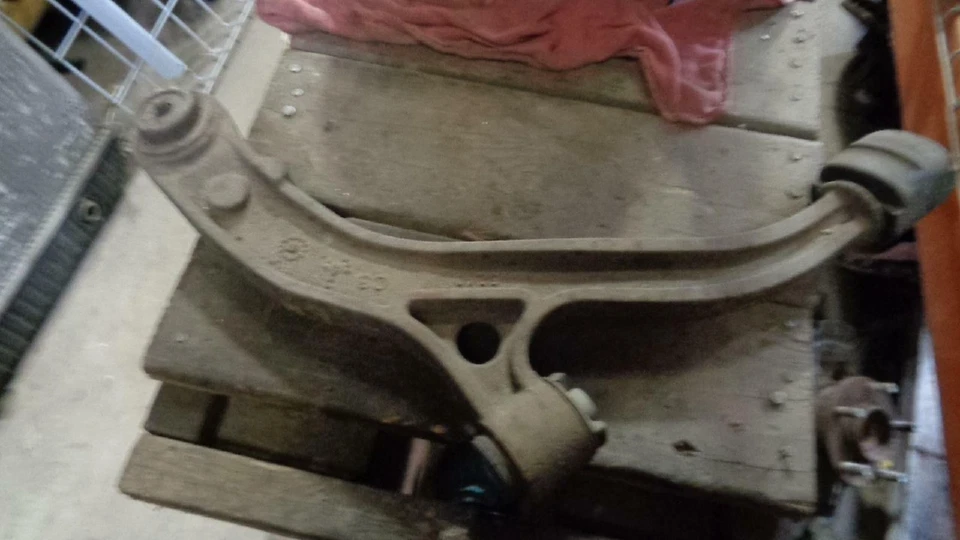 Brazo de control inferior izquierdo Chrysler Town and Country 2001-07 Foto 1 de 1