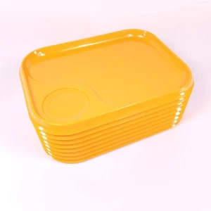 ✅ Juego de 8 bandejas de almuerzo para aperitivos vintage de mediados de siglo modernas de plástico amarillo LTD Chicago ~ - Imagen 1 de 3