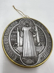 Medalla De San Benito Para Colga Color Plata Y Dorado  6”  De Poliresina 6707-6 - Imagen 1 de 3