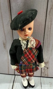 Vintage schottische 6 Zoll männliche Puppe schläfrig blaue Augen schwarzer Hut Kilt bemalte Schuhe - Bild 1 von 3