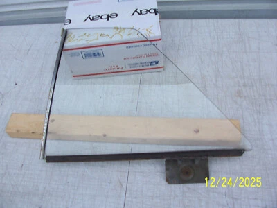 1965 BUICK SKYLARK 2 DR Hardtop VIDRO DE JANELA TRASEIRA ESQUERDA E PISTA USADO FABRICANTE DE EQUIPAMENTO ORIGINAL - Imagem 1 de 4