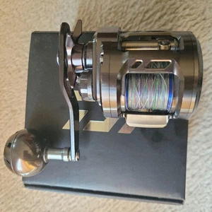 Carrete de pesca Daiwa Saltiga BJ 200HL Baitcast relación de engranaje 6,3:1 con caja - Imagen 1 de 6
