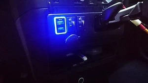 TOYOTA HILUX REVO 2015-2017 OEM LED Dual USB port 2.1A Adapter power charger - Foto 1 di 11