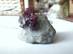 Schmuck-Stck Stein Rubin in Gneis Muttergestein roh - Picture 1 of 4