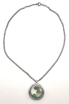 Collar medallón relleno de vidrio de mar verde tono plata Foto 1 de 4