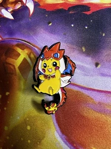 Pokémon Pikachu Cosplay Charizard Pin Anstecker Brosche - Bild 1 von 3