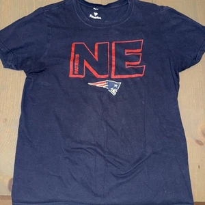 New England Patriots Shirt Mens Medium Blue Short Sleeve Casual NFL Shirt - Picture 1 of 3