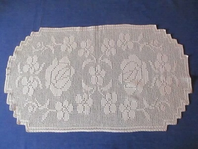 Napperon N°281 centre de table au crochet  coton écru 42 x 72 cm fleurs roses - Photo 1/4