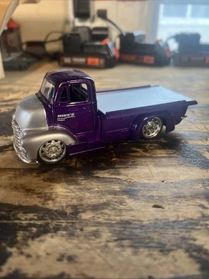 Jada Just Trucks 1952 Chevrolet COE Flatbed 1:32 Diecast Purple Truck W/car - Image 1 of 4