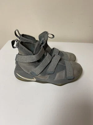 Zapatos de baloncesto Nike Big Kids Lebron Soldier XI 918369-010 gris talla 6,5 años Foto 1 de 4