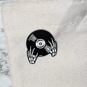 Skelett DJ Hände Abzeichen Brosche Emaille Gothic Halloween Musik Künstler Geschenk - Bild 1 von 4