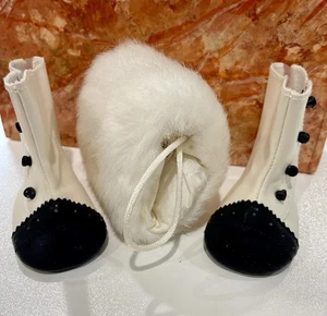 American Girl Pleasant Co. Rebecca "Meet Outfit" weiß/schwarze Stiefel, Kunstfell Muff - Bild 1 von 9