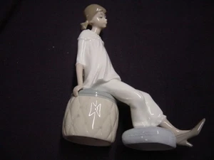 Niña Lladro con zapato de madre sentado en otomana, # 1084 - Imagen 1 de 7
