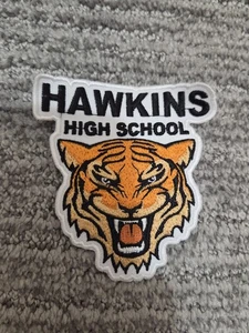 Parche bordado Stranger Things serie de televisión Hawkins High School logotipo 3,5"x 3,75" - Imagen 1 de 3