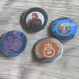 Pin back Button OOAK Star Wars, 1-1/4”, 4 Button Assortment, Lot # 12 - Imagen 1 de 7