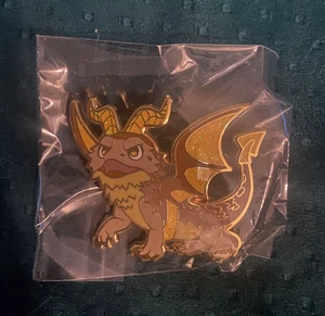 Bartagame Eidechse geflügeltes Reptil Outfit Glitzer Emaille Pin Herps in Hüten - Bild 1 von 1