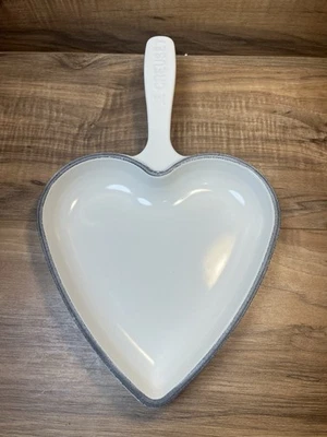 Sartén de hierro fundido Le Creuset Williams Sonoma exclusiva corazón - blanca Foto 1 de 4