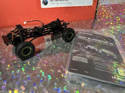 Axial SCX24 Jeep Gladiator JT 1/24 Rock Crawler Roller w/ Servo & Tires Green - Image 1 of 4