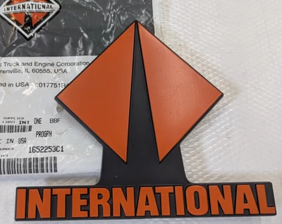 1652253C1 Emblema de rejilla de capó internacional para 2500 2600 4200 4700 4900 8100 Foto 1 de 4