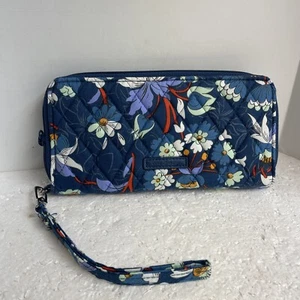 Cartera Muñequera Vera Bradley, Azul, Verde Azulado Diseño Floral con Acentos Plateados. - Imagen 1 de 14