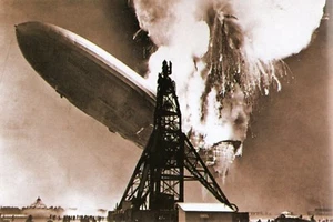 WW2 - Incendie du Zeppelin "Hindenburg" le 6 mai 1937 aux USA - Imagen 1 de 1