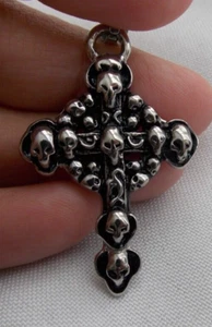 Solo colgante cruzado de calaveras de acero inoxidable #ST352 - Imagen 1 de 7