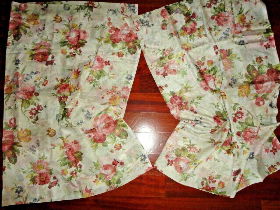 PANELES DE VENTANA AMERICAN LIVING GRANTLEY FLORAL AZUL ROSA TRANSPARENTE (PAR) 54 X 84  Foto 1 de 4