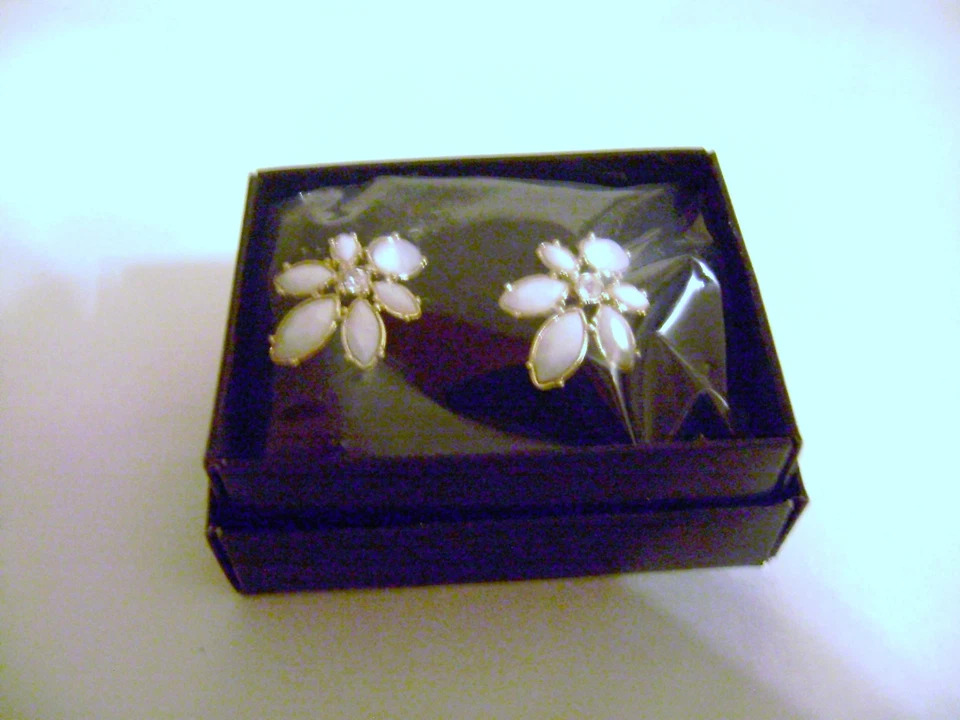 Ladies Womens Avon Floral Clusters Oversized Stud Earrings F3912771