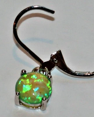 Pendientes. Ajuste de gancho de plata con ópalos verdes redondos. Cierre push Foto 1 de 4