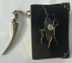 Pin's émaillé Harry Potter caisse à butin Tom Riddle Diary - Photo 1/9