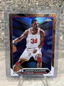 2023-24 Topps Chrome #52 Hakeem Olajuwon - Orange Basketball Refractors SP - Bild 1 von 2