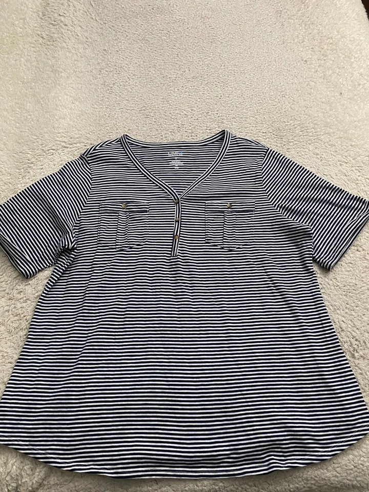 Blusa Croft & Barrow para mujer a rayas manga corta cuello en V negra blanca talla 1X Foto 1 de 4