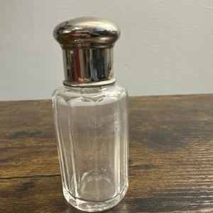 Antica bottiglia profumo in vetro con tappo in vetro e placcato argento/argento sterling? Coperchio - Foto 1 di 13