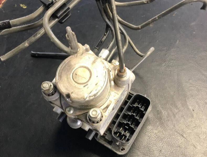 Toyota Yaris ABS conjunto de bomba de actuador de freno 2007-2009 sedán 1,5 L original OEM Foto 1 de 4