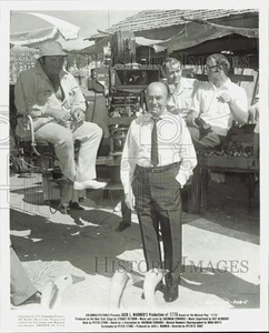 1972 Pressefoto Produzent Jack L. Warner, Regisseur Peter H. Hunt am Set "1776" - Bild 1 von 2