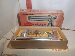 Vintage Wear-Ever Cookie Gun & Pastry Decorator #3365 -Little used - Picture 1 of 3