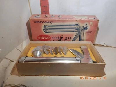 Vintage Wear-Ever Cookie Gun & Pastry Decorator #3365 -Little used - Image 1 of 3